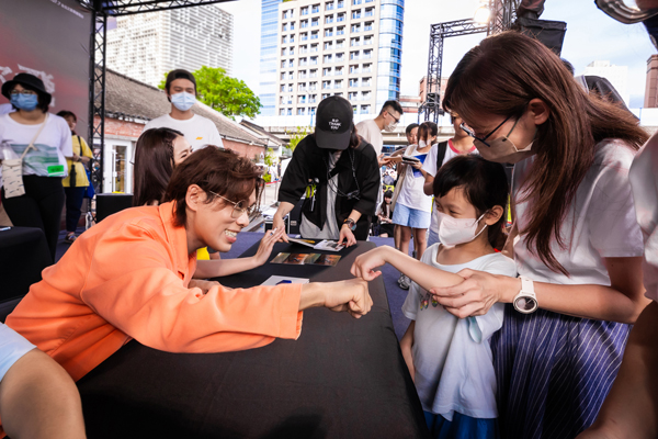 1688451054594232.jpg 05.告五人云安见小粉丝上台开心互动。(相信音乐提供).jpg