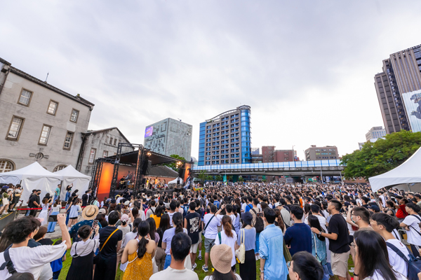 1688451078161986.jpg 08.告五人2日《带你飞》台北签唱会人山人海(相信音乐提供).jpg